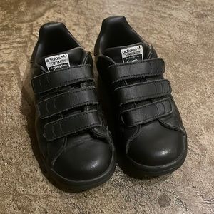 KIDS BLACK ADIDAS STAN SMITH